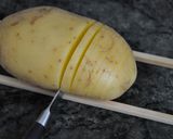 Foto del paso 2 de la receta: Patatas bravas que no pican, estilo Hasselback (horneadas)