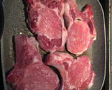 Foto del paso 2 de la receta: Chuletas de cerdo a la plancha con puré de manzana
