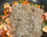 Hình bước làm 3 của món Mì Korea xào chay