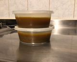 Une image de l'étape 3 de Bouillon aux deux oignons et curry.