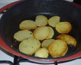 Serpenyős sült krumpli tükörtojással recept fázis 4 fotója