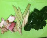 รูปขั้นตอนการทำที่ 3 ของ ต้มยำไก่ใส่เห็ดนางฟ้า น้ำใส