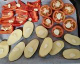 Foto del paso 2 de la receta: Pollo con patatas, tomates y pimiento al ajo y perejil