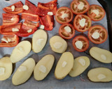 Foto del paso 2 de la receta: Pollo con patatas, tomates y pimiento al ajo y perejil