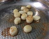 A picture of step 2 of Scallop And Okra With Green Curry.