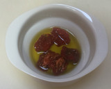 Foto del paso 4 de la receta: Tataki de ternera con puré de batata y aliño de tomate seco y albahaca