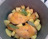 Foto del passaggio 4 della ricetta Pollo e patate con salvia e rosmarino cottura in padella