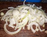 Foto del paso 2 de la receta: Tortilla de papa con cebolla y perejil, rellena!