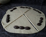 Foto del paso 5 de la receta: Mediaslunas o croissants rellenos de chocolate