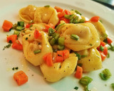 Foto del paso 7 de la receta: Tortelloni de carne con verduras salteadas