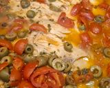 Foto del passaggio 4 della ricetta Pesce persico con pomodorini e olive