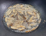 Foto del paso 2 de la receta: Chicharrones de secreto ibérico con setas y arroz en paella