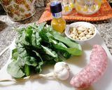 Foto del passaggio 1 della ricetta Gemelli, al pesto di bietoline e anacardi con salsiccia e curcuma
