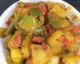 आलू शिमला मिर्च की सब्जी (aloo shimla mirch ki sabzi recipe in Hindi) रेसिपी चरण 2 फोटो