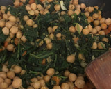 Foto del paso 4 de la receta: Salteado especiado de espinacas con garbanzos y huevo