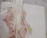 Foto langkah ke 6 dari resep Enoki chicken roll.