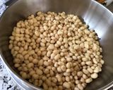 Foto del paso 1 de la receta: Frijolitos blancos con patitas y orejas de cerdo