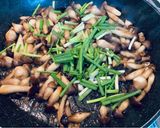 Hình bước làm 2 của món Nấm Mối Xào Bơ Tỏi