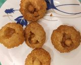 A picture of step 3 of Golgappa chaat.