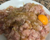 Foto del paso 3 de la receta: Albóndigas de pollo y cebolla caramelizada en airfryer ¡tremendas!