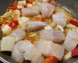 Foto del paso 3 de la receta: Estofado de patatas con rape, sepia, langostinos y almejas