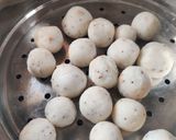 A picture of step 4 of Stuff rice dumplings.