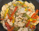 Foto del paso 4 de la receta: Pollo salteado con tallarines de arroz apto APLV y AAM