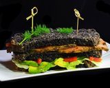 Une image de l'étape 6 de Club sandwich pain à l'encre de seiche, avocat et saumon gravlax à la betterave.