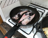 Foto del paso 6 de la receta: Rape a la plancha con guarnición de espárragos salteados y tomate cherry