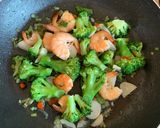 Foto langkah ke 4 dari resep Tumis Brokoli Udang simpel.