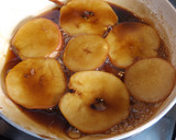 Foto del paso 2 de la receta: Peras asadas con bizcocho dorado y salsa de oporto
