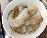 Hình bước làm 1 của món Thịt ba chỉ rang cháy cạnh kèm tôm sú biển