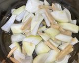 Gambar langkah 2 resipi Sup Masam Pedas Cendawan Tiram dan Tauhu Telur (Ala Thai).