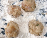 Foto del paso 3 de la receta: Albóndigas de merluza y gambas en salsa de marisco y azafrán 💃