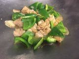 Paprika hijau masak daging paha ayam