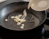Foto del paso 4 de la receta: Patatas revolconas con salteado de setas de chopo