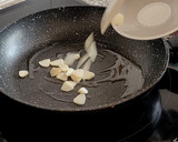 Foto del paso 4 de la receta: Patatas revolconas con salteado de setas de chopo
