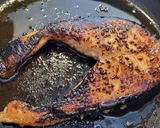 Foto del paso 4 de la receta: Salmón ennegrecido y calabacín