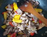 Foto langkah ke 3 dari resep Daging Sapi Tumis Paprika.