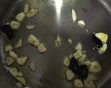 Foto del paso 3 de la receta Sopa de atún marinado con caldo al ajo negro y alga wakame