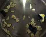 Foto del paso 3 de la receta: Sopa de atún marinado con caldo al ajo negro y alga wakame
