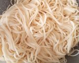 नूडल्स विथ ऑनियन एंड टमाटर (noodles with onion and tamatar recipe in Hindi) रेसिपी चरण 2 फोटो