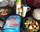 Foto del paso 5 de la receta: Salmón asado en cama de espinacas y verduras asadas