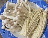 Foto langkah ke 1 dari resep Tumis jamur salju dan enoki.