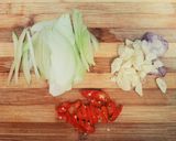 Foto langkah ke 2 dari resep Tumis Kangkung Saus Tiram.