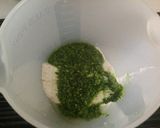 Foto del passaggio 2 della ricetta Linguine allo zafferano con ricotta al pesto di basilico e spinacini