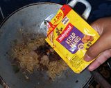 Foto langkah ke 4 dari resep Mi Legam Manis Bumbu Rahasia.