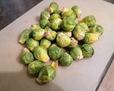 Une image de l'étape 2 de Poêlée de choux de bruxelles au lard.