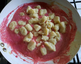Foto del paso 7 de la receta: Ñoquis con salsa de remolacha