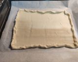 Foto del paso 7 de la receta: Empanada de hojaldre con bacon, cebolla, pimiento rojo, champiñones y nata para cocinar